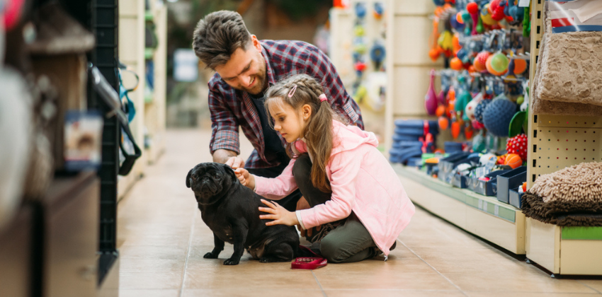 Father and daughter on a pet grocery